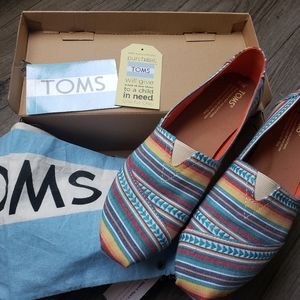 TOMS Classic Womens Shoe - NWT
